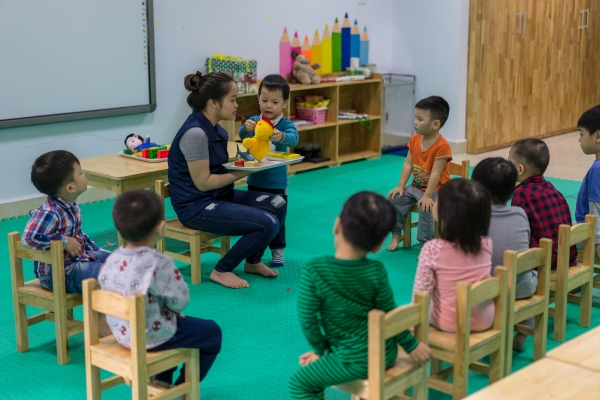 Cách các cô giáo Hanoi Center Kids dạy con phát triển song song kiến thức và kỹ năng 