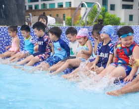 Cho trẻ tập bơi sớm và những lợi ích bất ngờ